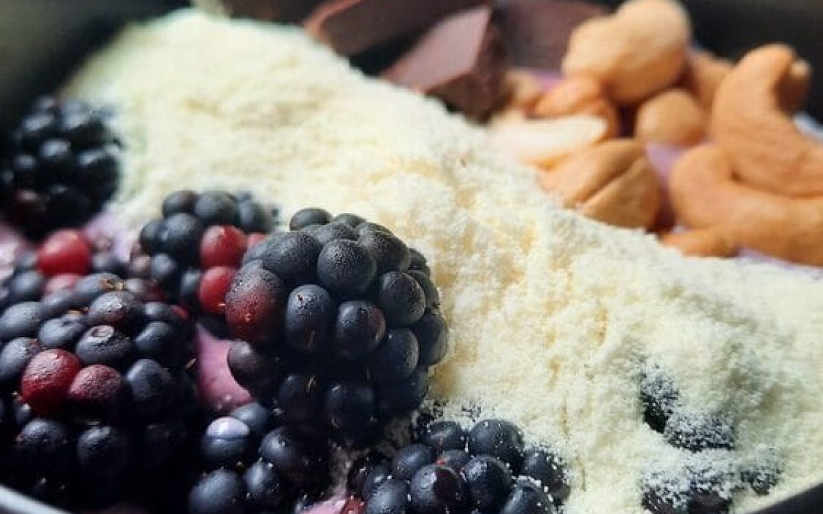 Transforme o iogurte natural em um lanche delicioso e saudável!